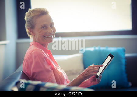 Ältere Frau mit digital-Tablette Stockfoto