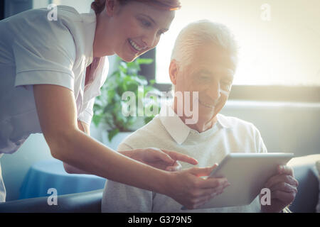 Krankenschwester Krankenbericht senior woman auf digitale Tablet zeigen Stockfoto
