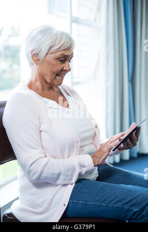 Ältere Frau mit digital-Tablette Stockfoto