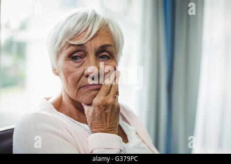 Nahaufnahme von besorgt senior Frau Stockfoto