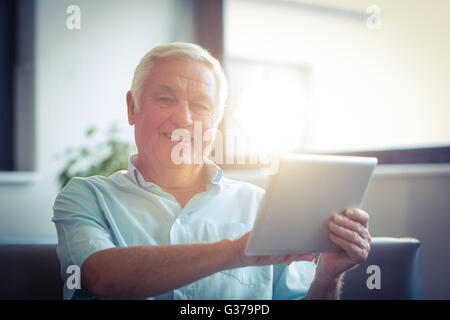Senior woman mit digital-Tablette Stockfoto