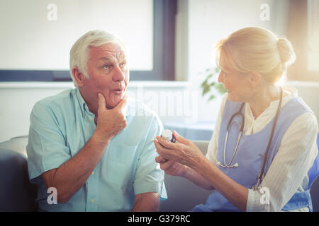 Ältere Mann im Gespräch mit Ärztin Stockfoto