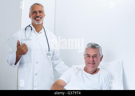 Porträt von glücklichen männlichen Arzt und senior woman Stockfoto