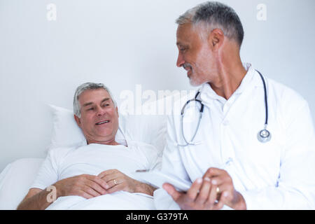 Männlichen Arzt und senior woman miteinander interagieren Stockfoto
