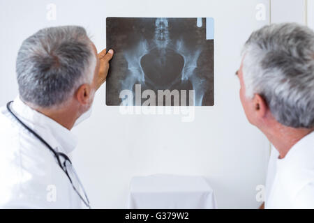 Männlichen Arzt diskutieren Röntgen mit älteren Mann Stockfoto