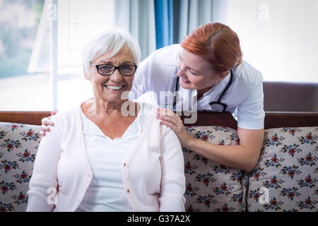 Tröstliche senior Frau Doktor Stockfoto