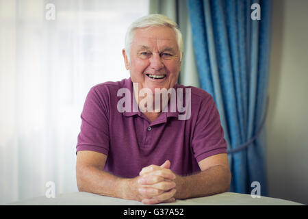 Porträt von senior Mann sitzt in der medizinischen Klinik Stockfoto