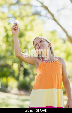 Junge Mädchen spielen mit einem Papierflieger Stockfoto