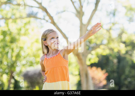 Junge Mädchen spielen mit einem Papierflieger Stockfoto