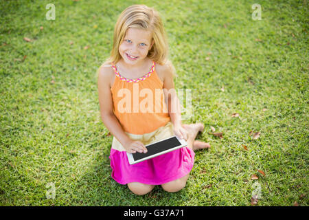 Junges Mädchen mit digital-Tablette im park Stockfoto