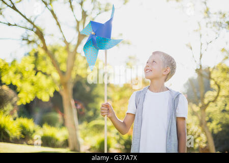 Junge hält ein Windrad im park Stockfoto