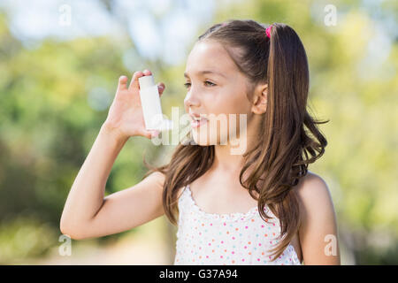 Mädchen mit einem Asthma-Inhalator Stockfoto