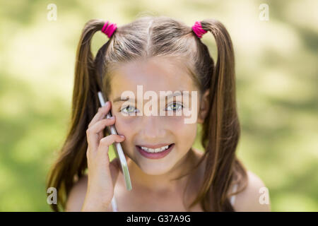 Junges Mädchen telefonieren mit Handy Stockfoto