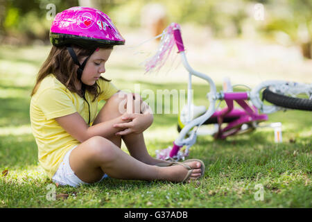 Junges Mädchen verletzt nach einem Sturz vom Fahrrad Stockfoto