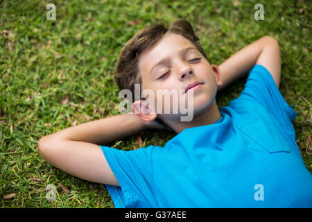 Kleiner Junge schlafen im park Stockfoto