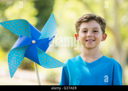 Junge hält ein Windrad im park Stockfoto