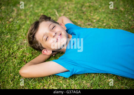 Kleiner Junge schlafen im park Stockfoto