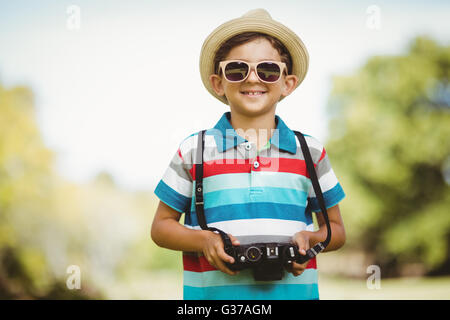 Kleiner Junge in eine Kamera zu halten, Sonnenbrille Stockfoto