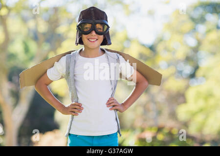 Junge, die vorgibt, eine Luftfahrt-pilot Stockfoto