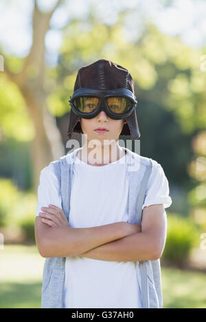 Junge, die vorgibt, eine Luftfahrt-pilot Stockfoto