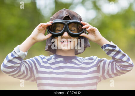 Junge, die vorgibt, eine Luftfahrt-pilot Stockfoto