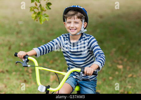 Porträt eines lächelnden jungen mit dem Fahrrad Stockfoto