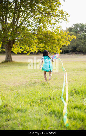 Mädchen spielen mit Drachen im park Stockfoto