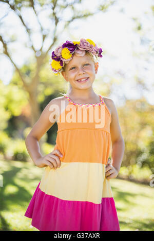 Porträt von Mädchen tragen Kranz stehen mit der Hand auf der Hüfte Stockfoto