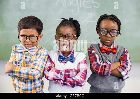 Porträt von drei Schulkindern gegen Tafel Stockfoto