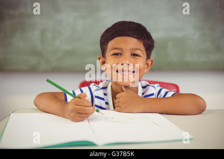 Porträt eines jungen Hausaufgaben im Klassenzimmer Stockfoto