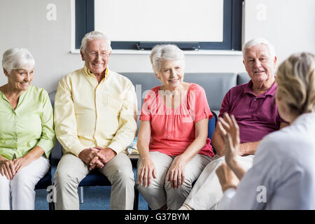 Senioren hören Krankenschwester Stockfoto