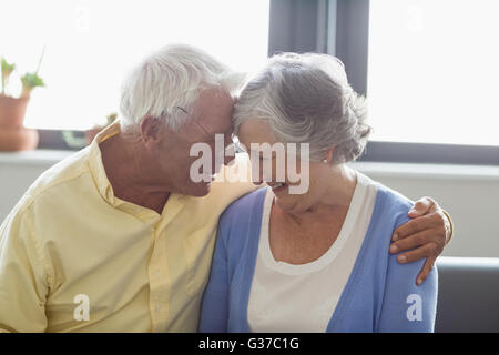Älteres paar umarmt einander Stockfoto