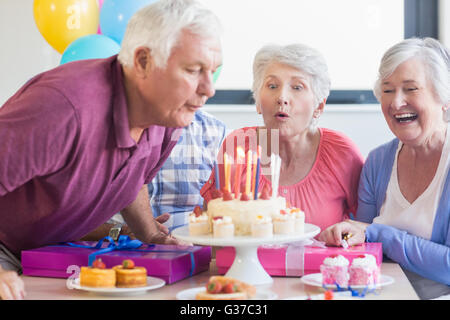 Senioren feiern Geburtstag Stockfoto