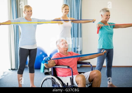 Senioren Training mit Dehnung der Bänder Stockfoto