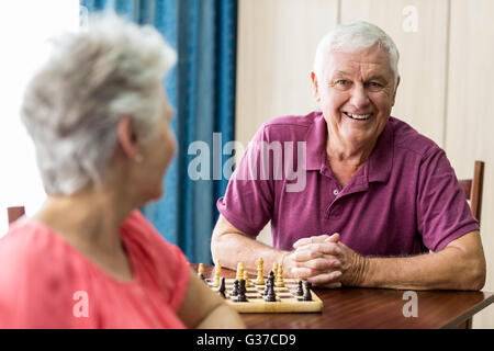 Älteres Paar beim Schachspiel Stockfoto
