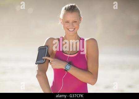Frau Musik hören auf dem Handy Stockfoto