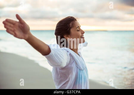Frau streckte ihre Arme Stockfoto