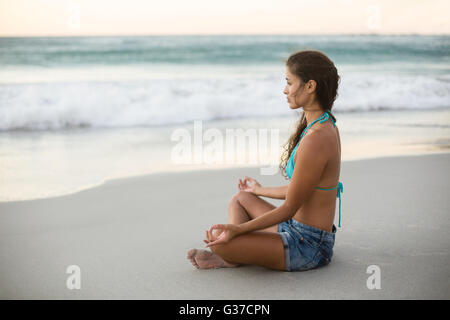 Junge Frau, die Durchführung von yoga Stockfoto