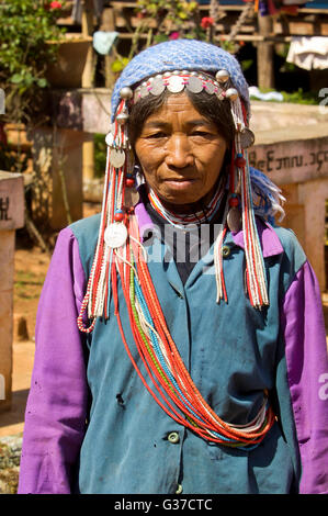 Frauen von der AKHA Stamm Verschleiß aufwändigen Kopfschmuck hergestellt aus Perlen, Silber Münzen und hand ragte Baumwolle, Burma, Kengtung, Kyaingt Stockfoto