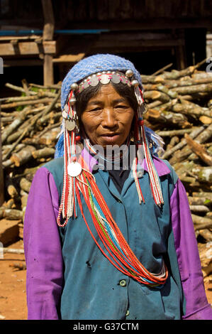 Frau des AKHA-Stammes tragen aufwändige Kopfschmuck Perlen gemacht, Silbermünzen und hand ragte Baumwolle, Burma, Kengtung, Kyaingt Stockfoto