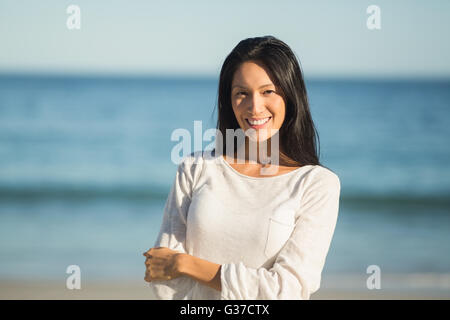 Porträt der schönen jungen Frau lächelnd Stockfoto