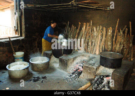 Frauen von der AKHA Stamm Verschleiß aufwändigen Kopfschmuck hergestellt aus Perlen, Silber Münzen und hand ragte Baumwolle, Burma, Kengtung, Kyaingt Stockfoto