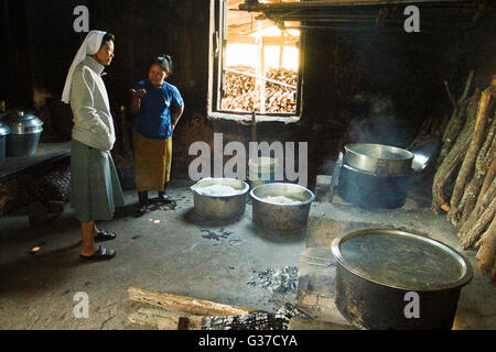 Frauen von der AKHA Stamm Verschleiß aufwändigen Kopfschmuck hergestellt aus Perlen, Silber Münzen und hand ragte Baumwolle, Burma, Kengtung, Kyaingt Stockfoto