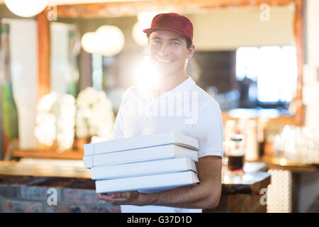 Pizzamann Pizza-Boxen halten Stockfoto