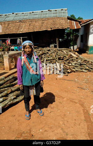 Frauen von der AKHA Stamm Verschleiß aufwändigen Kopfschmuck hergestellt aus Perlen, Silber Münzen und hand ragte Baumwolle, Burma, Kengtung, Kyaingt Stockfoto