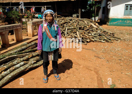 Frauen von der AKHA Stamm Verschleiß aufwändigen Kopfschmuck hergestellt aus Perlen, Silber Münzen und hand ragte Baumwolle, Burma, Kengtung, Kyaingt Stockfoto