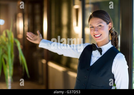 Porträt von freundlich lächelnden Kellnerin Stockfoto