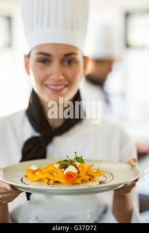 Glücklich Chefkoch präsentiert ihr Essen Stockfoto