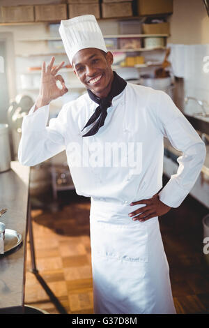 Porträt von happy Chef machen ok Sign. Stockfoto