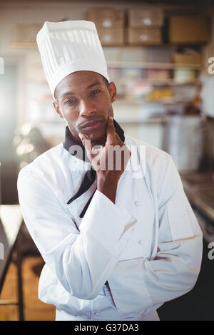 Porträt von nachdenklich Chef hält seine Hand am Kinn Stockfoto